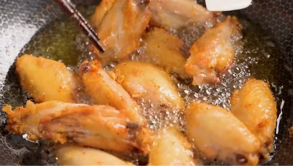 Chiên cánh gà vàng ươm, ráo dầu