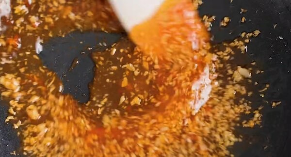 Nấu sốt tỏi ớt