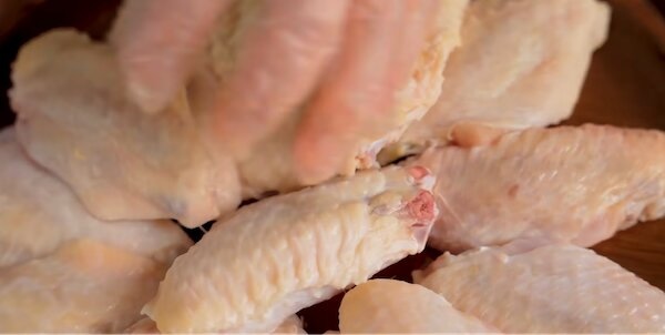 Nguyên liệu cho món cánh gà chiên nước mắm