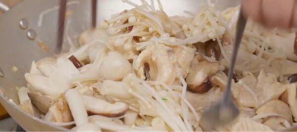 Xào gà cùng nấm
