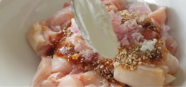 Tẩm ướp thịt gà với bột năng