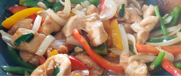 Hoàn thiện món gà xào ớt chuông