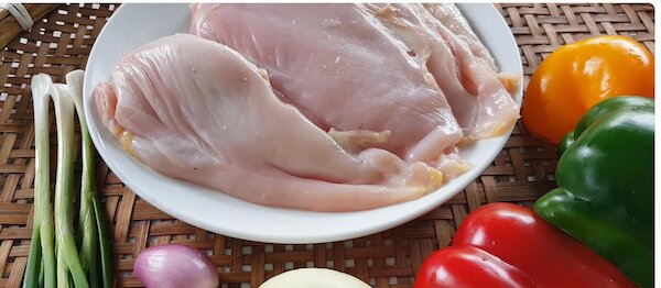 Chuẩn bị nguyên liệu cho món gà xào ớt chuông