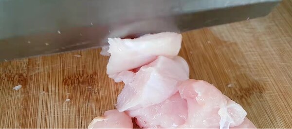 Sơ chế và thái thịt gà