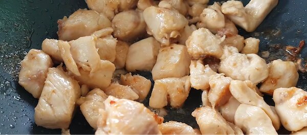 Xào gà săn mặt và xém cạnh nhẹ