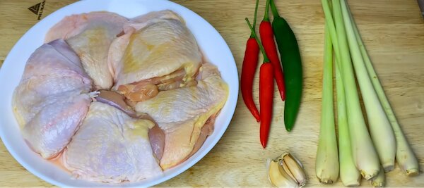 Nguyên liệu làm gà xào sả ớt