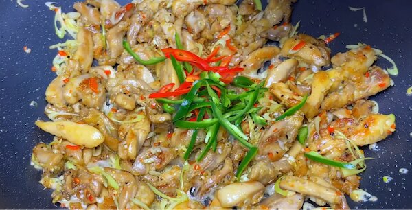 Hoàn thiện món gà xào sả ớt