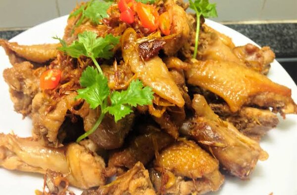 Bí quyết ăn gà xào sả ớt không tăng cân