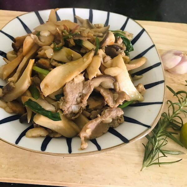 100g ức gà xào nấm bao nhiêu calo?