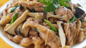 ức gà xào nấm bao nhiêu calo