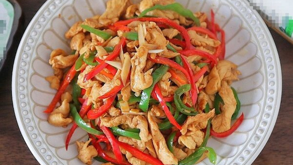 ức gà xào ớt chuông bao nhiêu calo